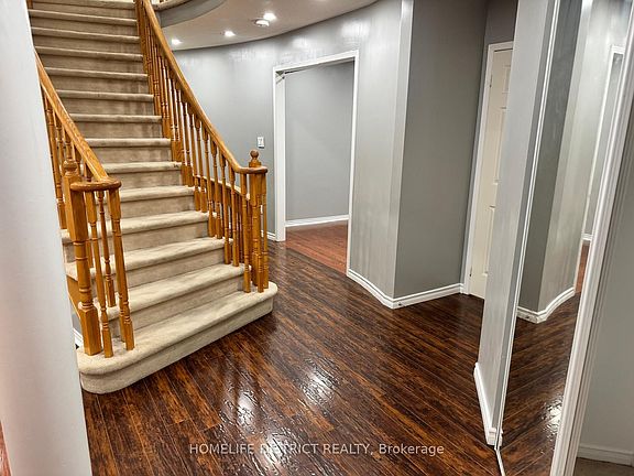 5th image of 1100 Ashgrove Cres