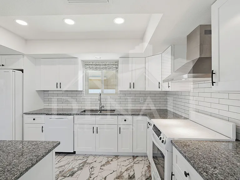 10602 E Elmhurst Dr — Photo 11