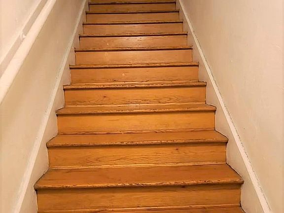 Private stairways up to unit