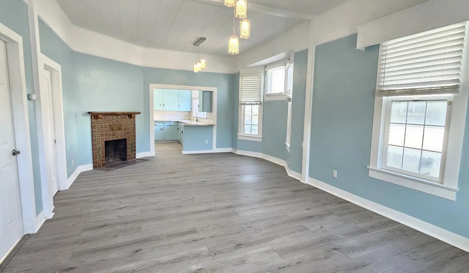 2 bed, 950 sqft, $4,200 — Photo 2