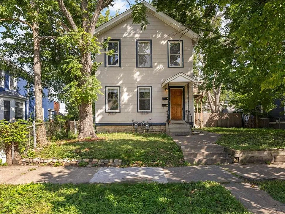 32 Douglas St