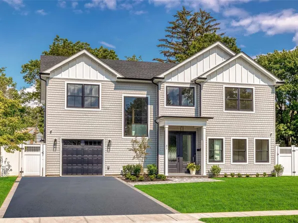 31 Cobalt Lane, Westbury, NY 11590