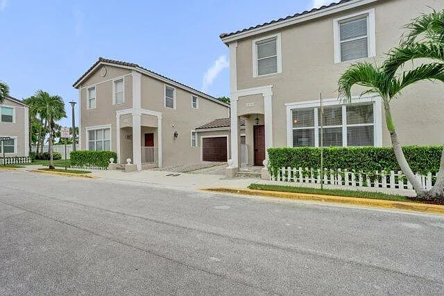 10581 NW 57th Ct — Photo 3