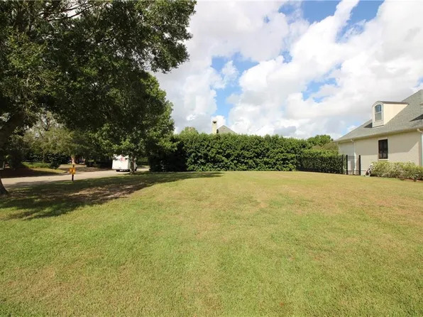 2 Bear Creek Dr, New Orleans, LA 70131