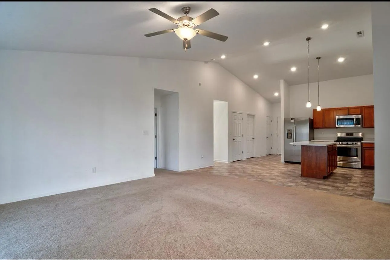 3 bed, 1618 sqft, $2,200 — Photo 4