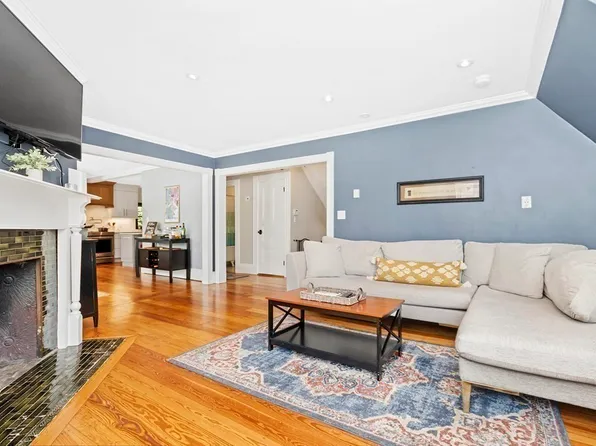 357 Austin St Floor 2, West Newton, MA 02465