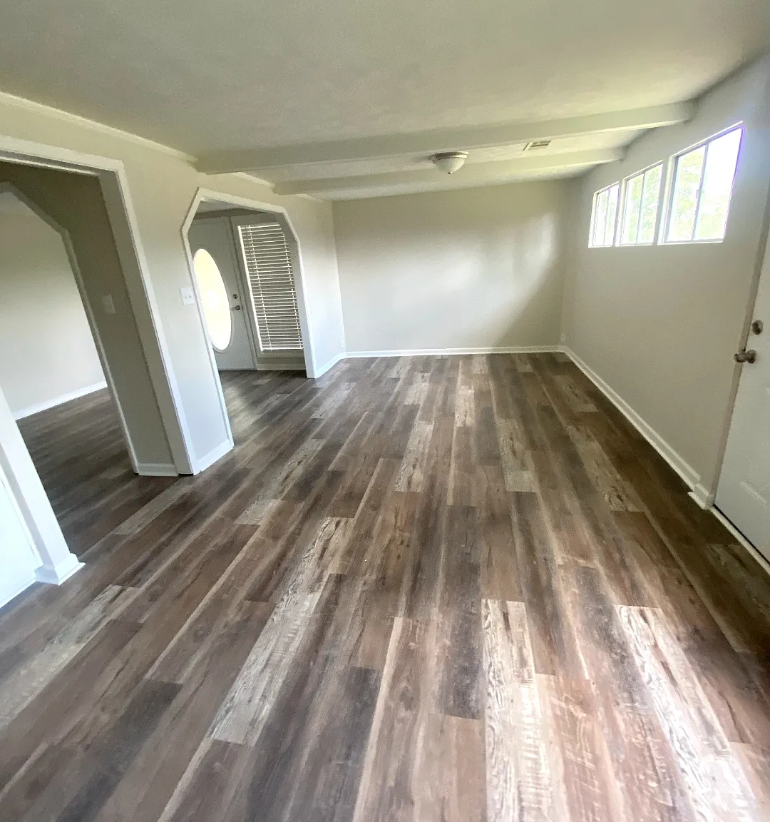 446 E Church St — Photo 4