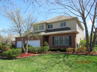 551 Blackthorn Dr, Crystal Lake, IL 60014