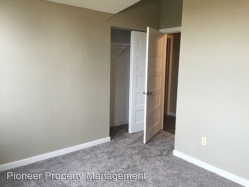 5th image of 104 N Krohn Pl