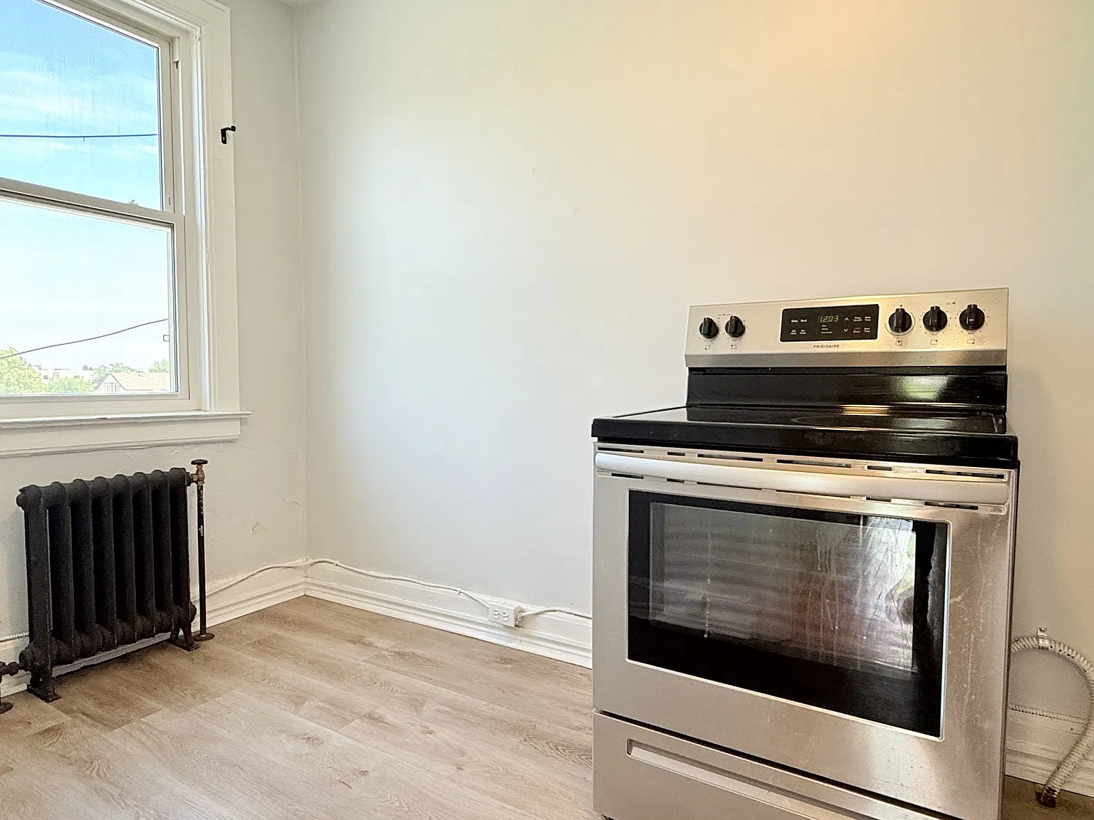 74 Hanna Street West — Photo 3