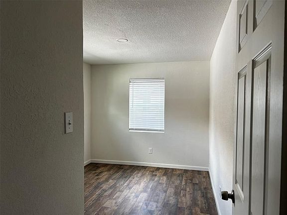 5th image of 3809 Wipprecht St #2
