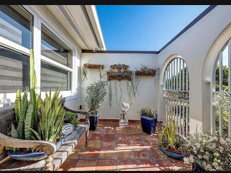 8520 SW 87th Ave — Photo 6
