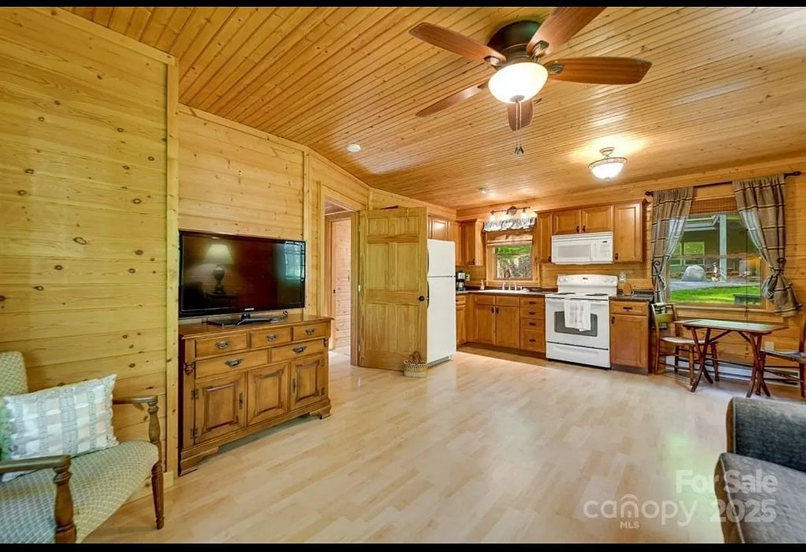 1 bed, 1.0 bath, 550 sqft, $1,400 — Photo 2