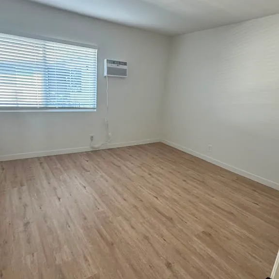 15470 Moorpark St #14 — Photo 7