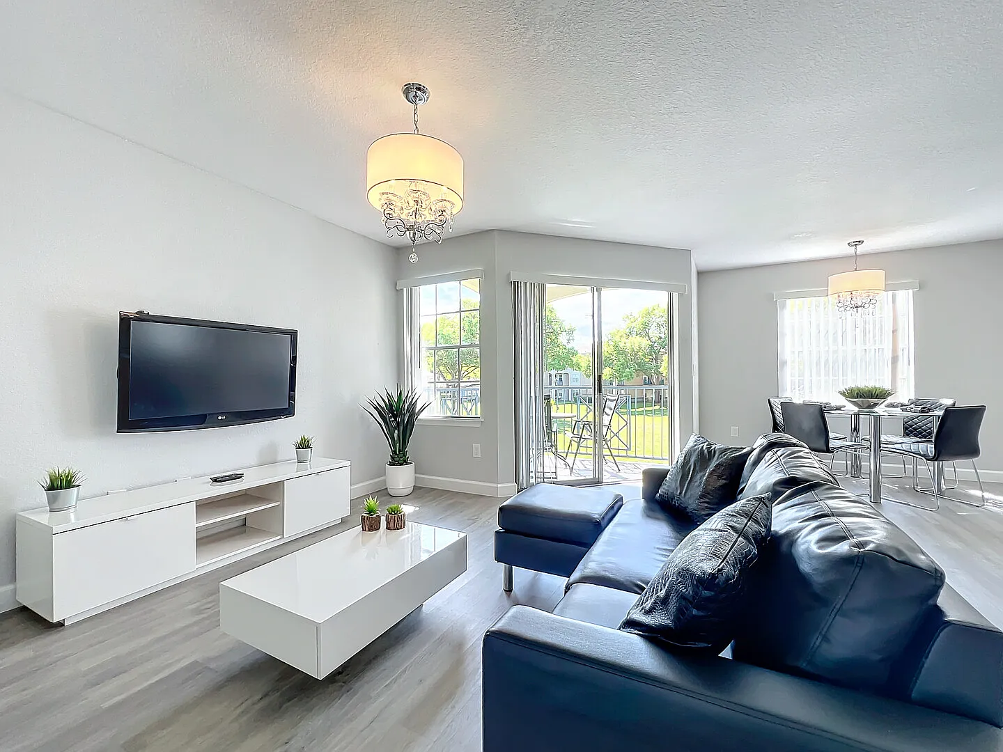 Spacious & Fully Furnished 1-Bedroom Condo - Gated Community — Photo 3