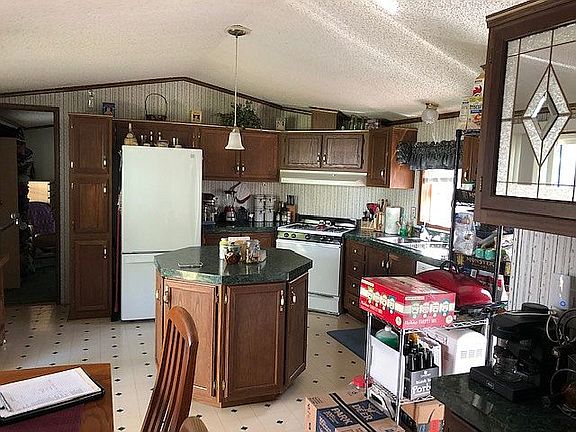 4th image of 16 Melissa Ln