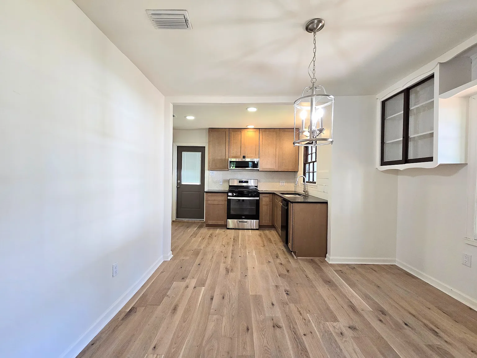 2 bed, 945 sqft, $1,395 — Photo 3