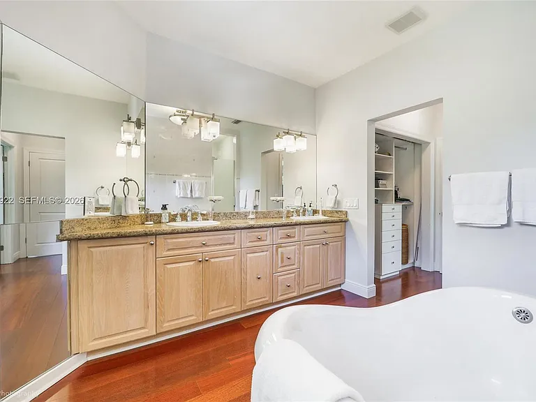 2449 S Bayshore Dr — Photo 13