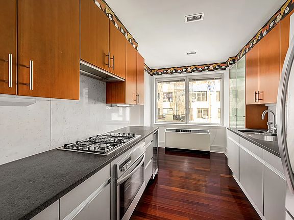 4th image of 300 E 55th St APT 10A