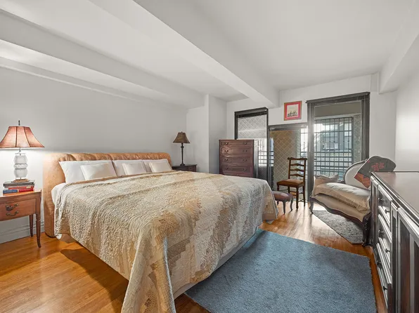 135 West 70th Street image 8 of 14