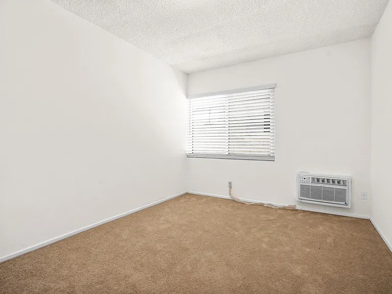 1237 Berkeley St - steps to Wilshire Blvd in Santa Monica — Photo 13