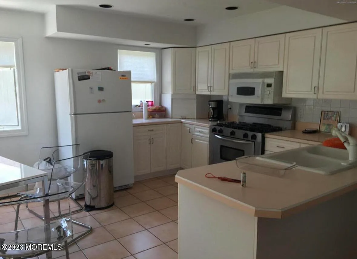 3 bed, 2.5 bath, 3080 sqft, $1,900 — Photo 4