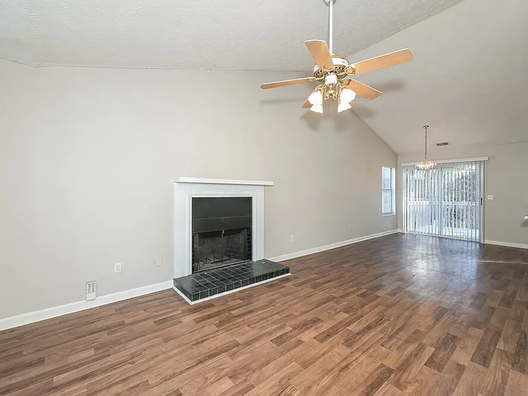 2314 Hampton Dr — Photo 4
