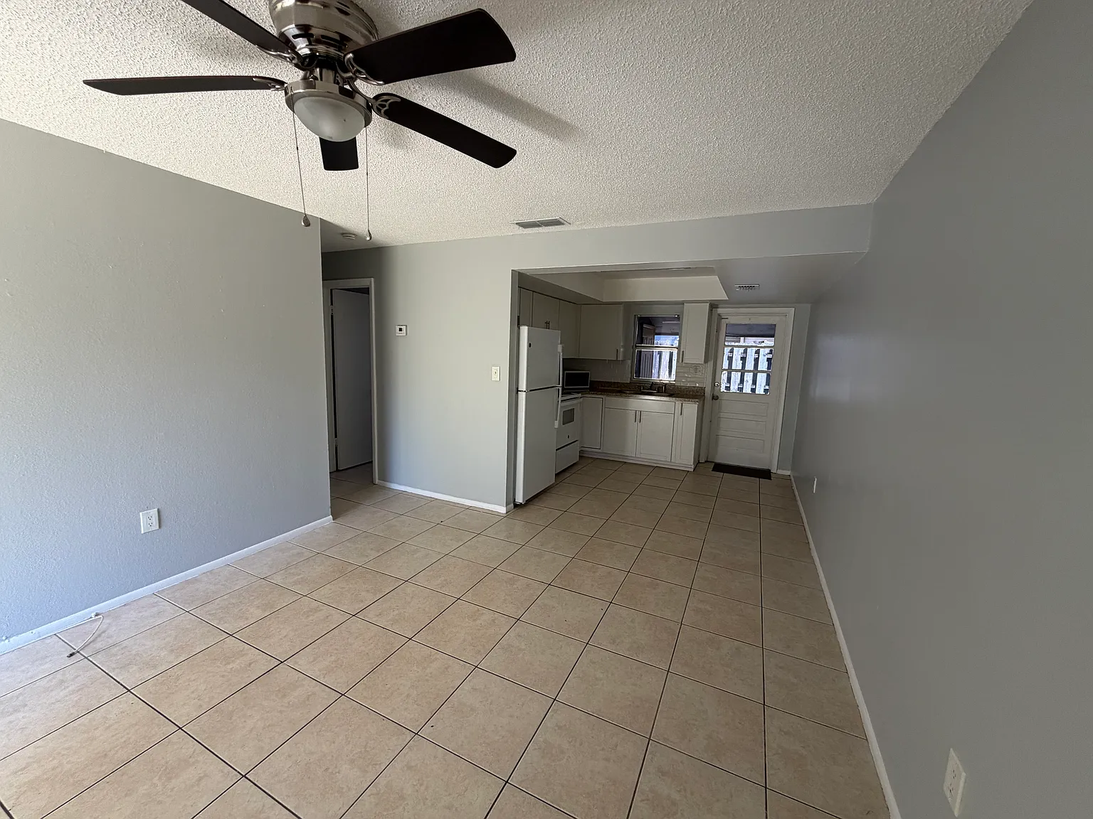 2 bed, 696 sqft, $1,750 — Photo 2