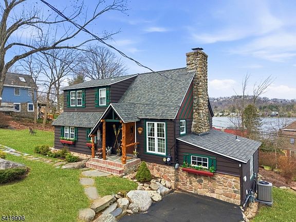 3rd image of 270 Springbrook Trl