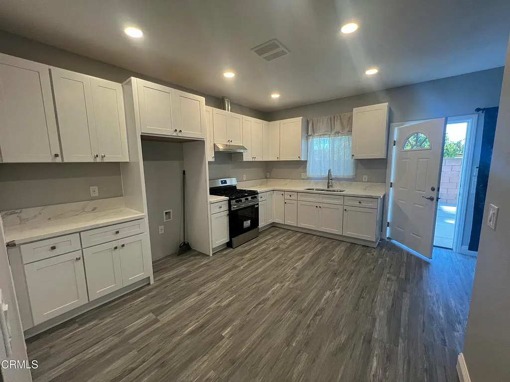 3 bed, 2.0 bath, 850 sqft, $2,800 — Photo 3