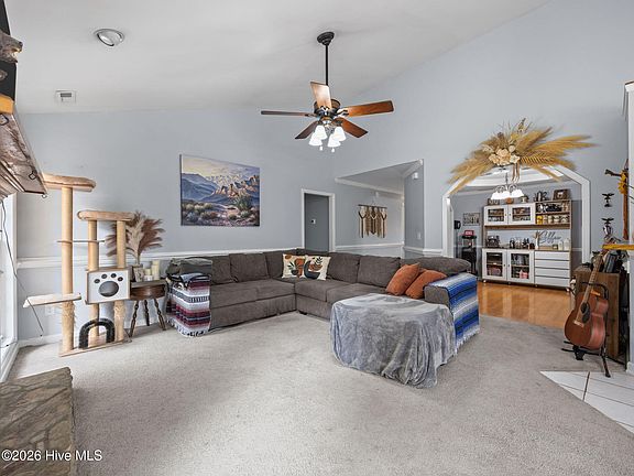 5th image of 405 W Regent Court