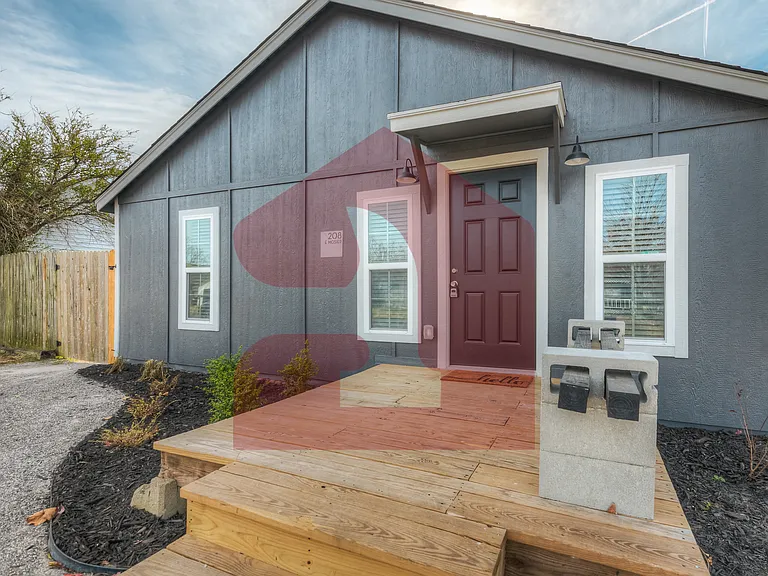 208 E Mosier St — Photo 6