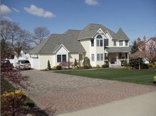 98 Hillside Rd, Farmingville, NY 11738