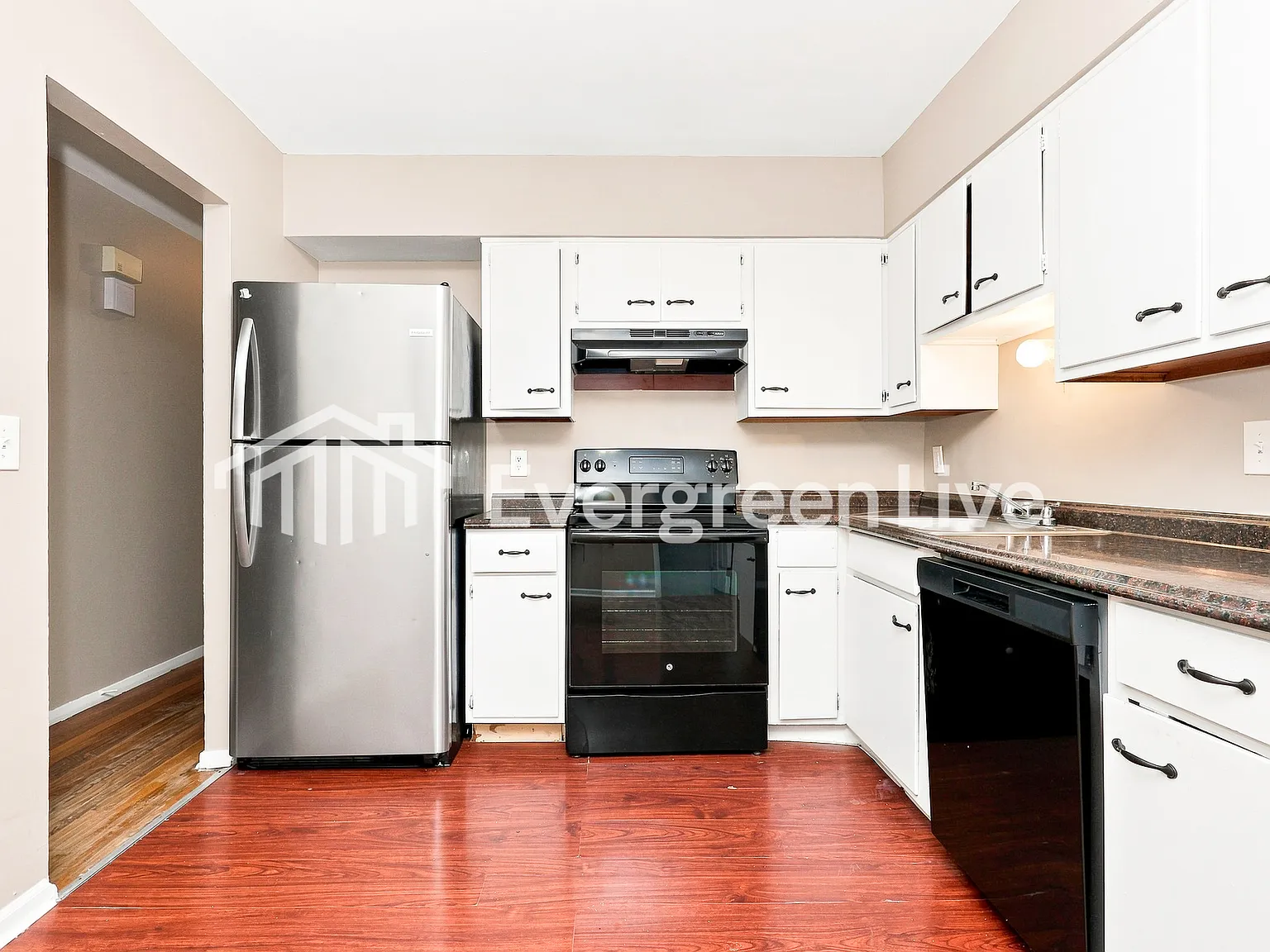 3 bed, 1.0 bath, 925 sqft, $1,595 — Photo 3