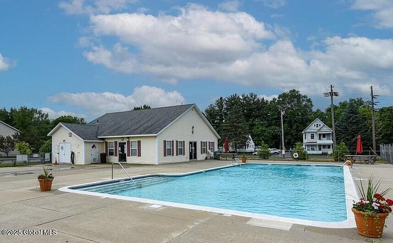 3rd image of 1604 Cambridge Manor Drive