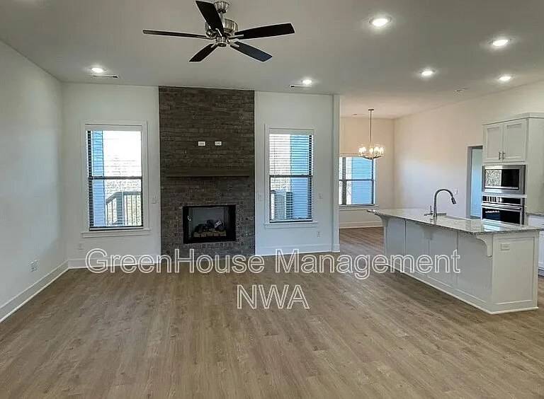 1574 Pershing St — Photo 6