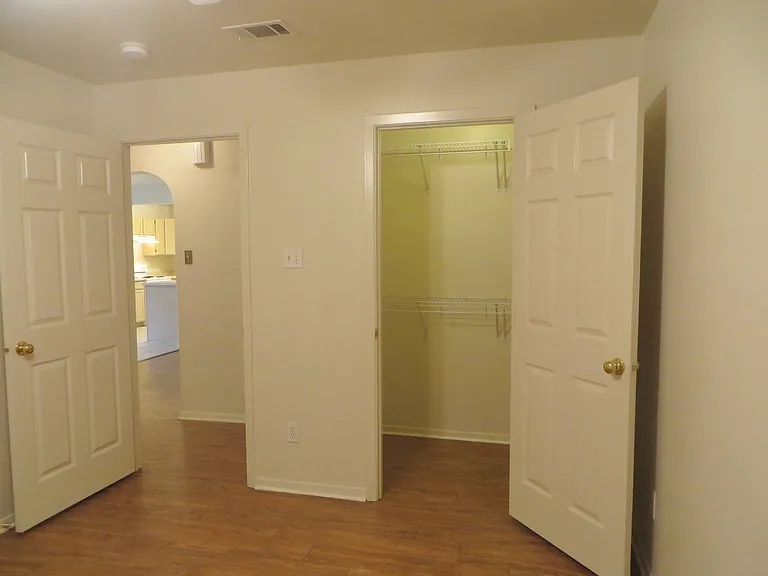 2216B Katy Ln — Photo 9
