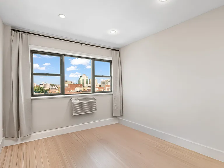 27-16 41st Ave #Penthouse 8I — Photo 12
