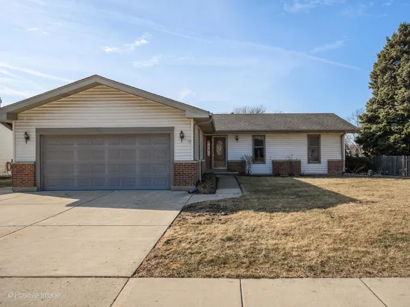 130 W End Rd, Roselle, IL 60172