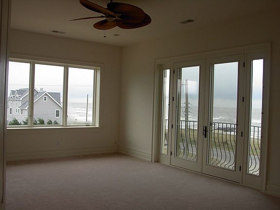 Mastersuite w/balcony & bayviews
