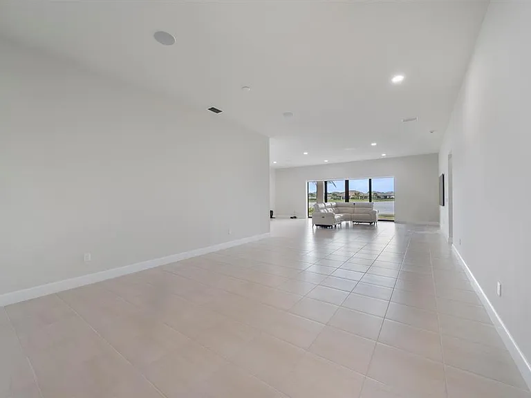 818 SE Courances Dr — Photo 10