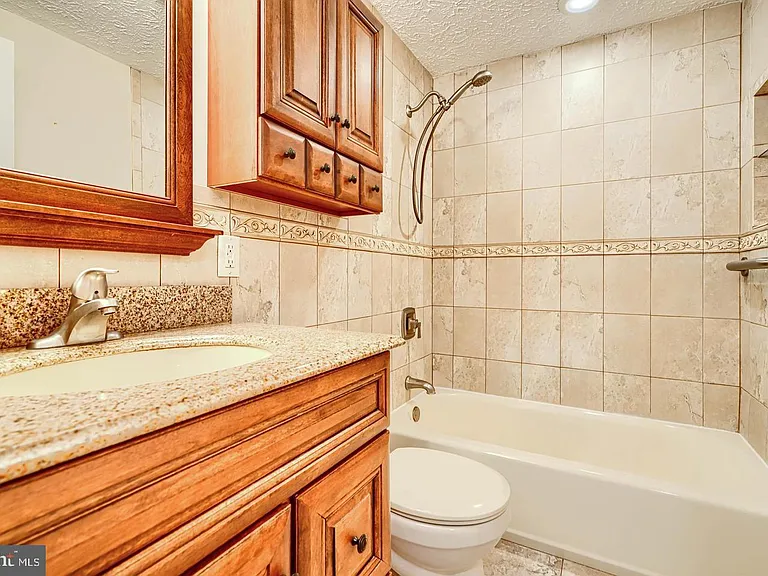 8908 Golden Tree Ln — Photo 16
