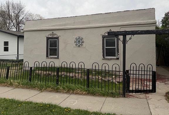 2nd image of 203 E Adams St