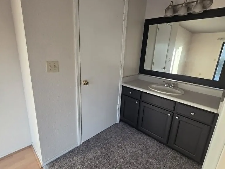 1120 Safford St — Photo 7