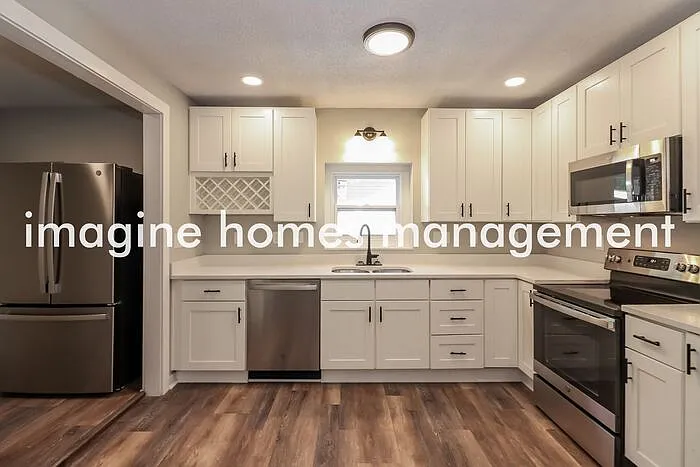 8516 Robinson St — Photo 4