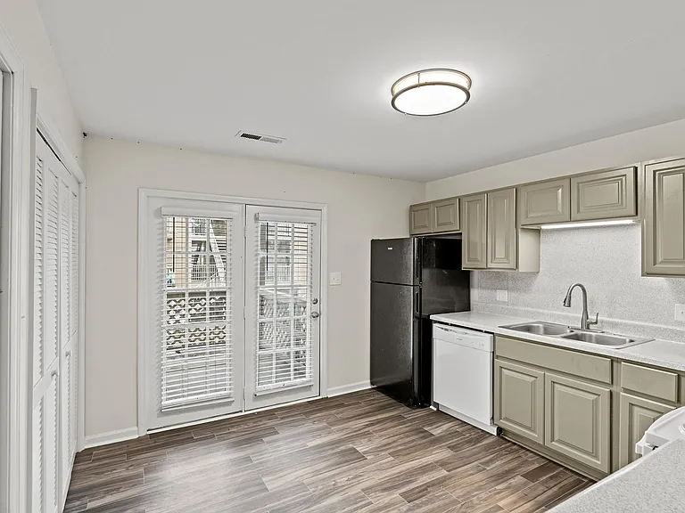 Park Towne Apartments — Photo 7