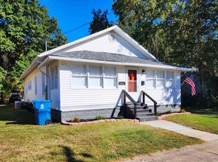 1206 N Maple St, Benton, IL 62812