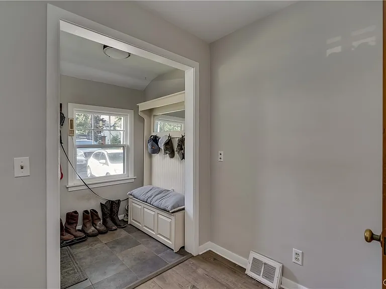 325 Paddock St — Photo 16