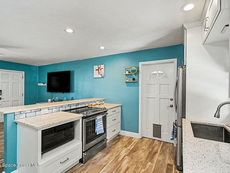 122 East Ct — Photo 7