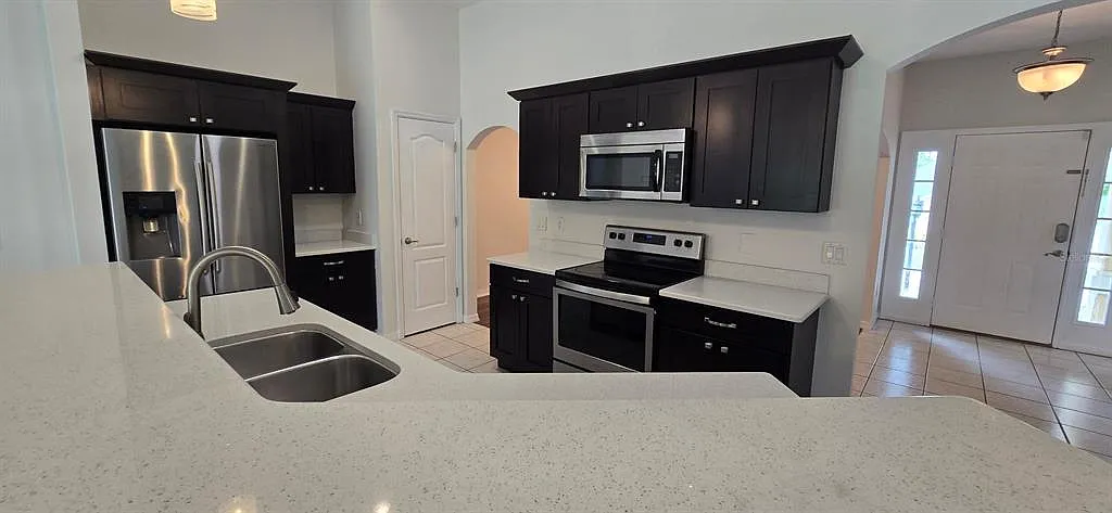 3 bed, 4.0 bath, 2033 sqft, $1,850 — Photo 4